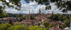 Altstadt von Bern vom neuen Aargauerstalden aus. Links Nydaggbrücke, rechts Aare. Münster und Bundeshaus